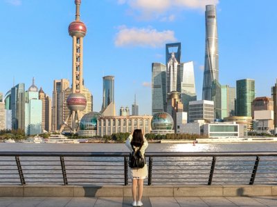 Skyline van Shanghai met de Oriental Pearl Tower en moderne wolkenkrabbers langs de rivier.