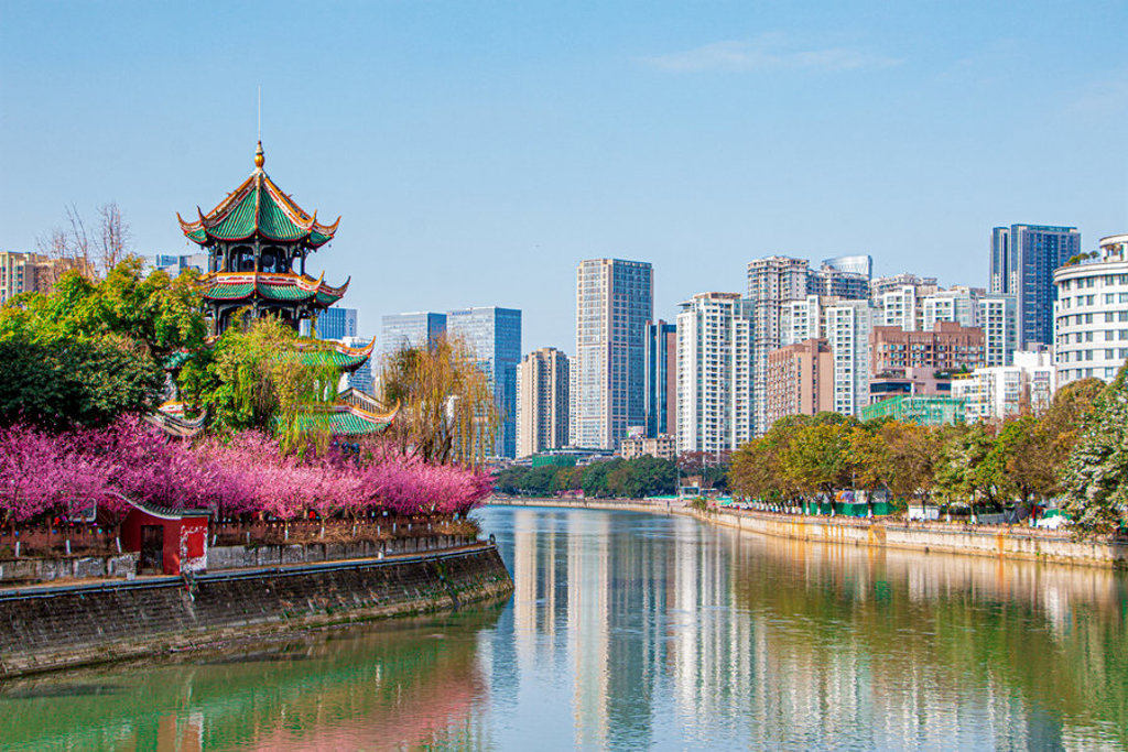 Traditionele pagode aan rivier met moderne skyline van Chengdu, China.