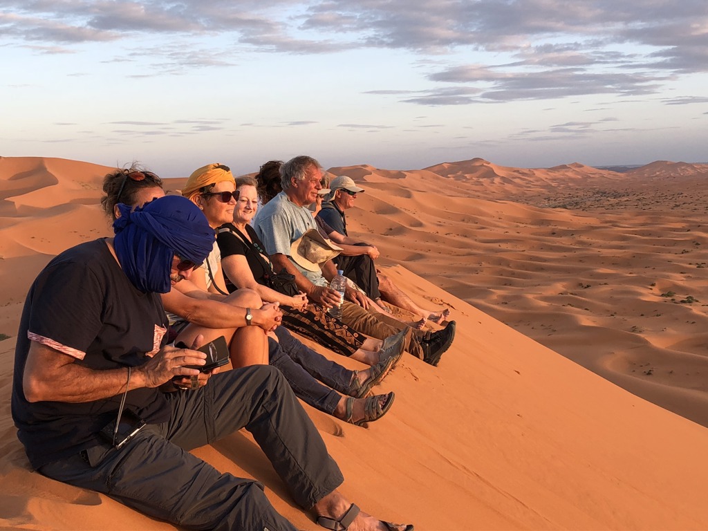 Karavaan kamelen in de Sahara tijdens groepsrondreis Marokko Hoogtepunten met Sawadee.
