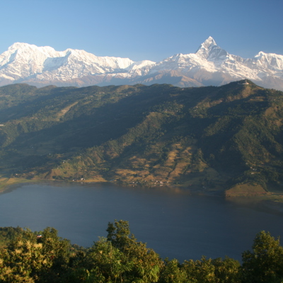 Uitzicht op het Phewa-meer bij Pokhara met de besneeuwde Annapurna-bergen op de achtergrond.