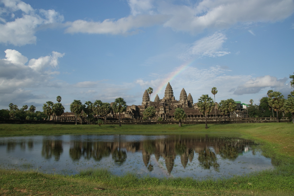 Angkor Wat tempelcomplex met weerspiegeling in het water en een regenboog, Cambodja.