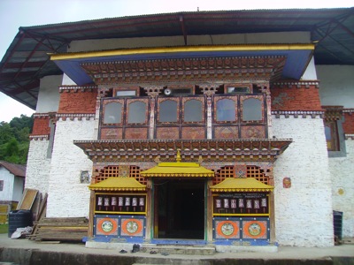 Rijk versierde boeddhistische kloostergevel in Bhutan tijdens de route Sikkim en Bhutan.
