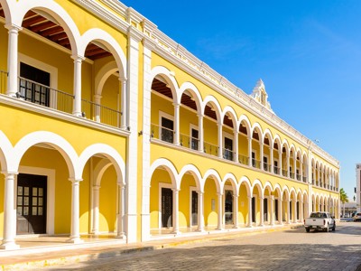Gele koloniale gevel met witte bogen in Campeche tijdens de Route Ruta Maya.