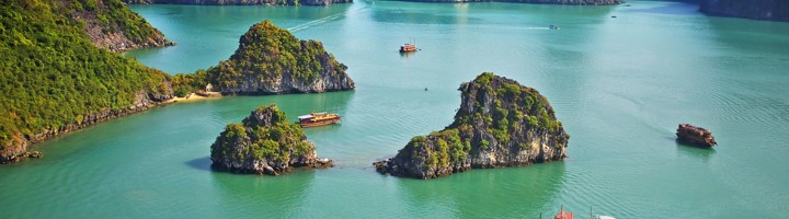 Karstbergen en boten in Halong Bay, Vietnam, tijdens een groepsrondreis of fietsvakantie.