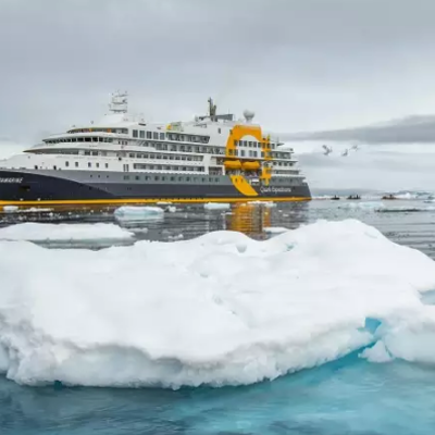 Expeditiecruiseschip bij Snow Hill eiland in Antarctica, varend tussen drijvende ijsschotsen.