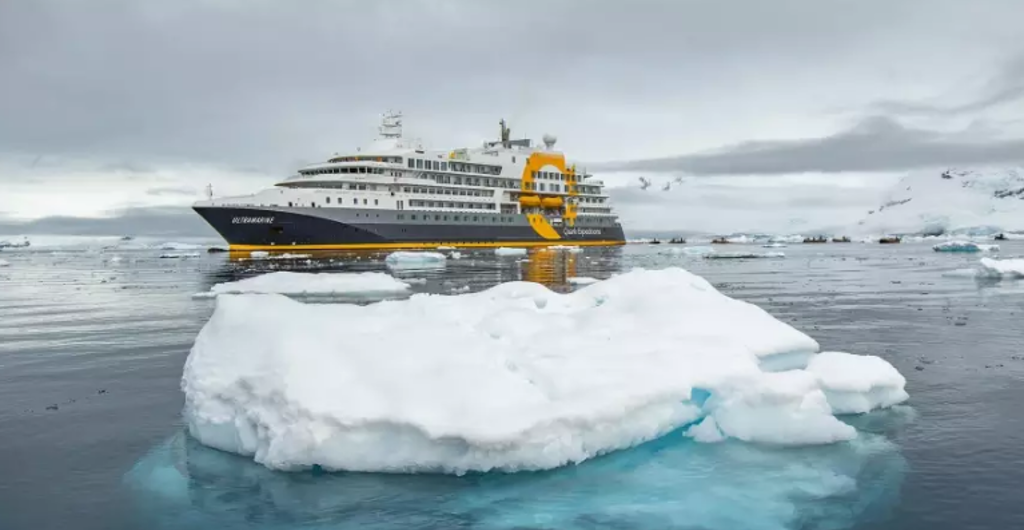 Expeditiecruiseschip bij Snow Hill eiland in Antarctica, varend tussen drijvende ijsschotsen.