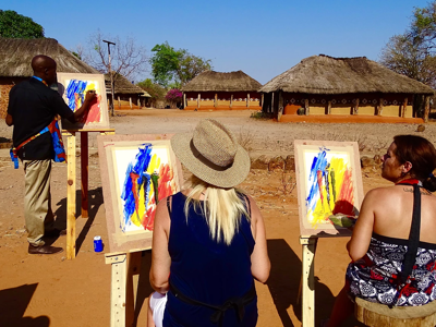 Schilderles in een traditioneel dorp op route Victoria Falls - Windhoek.