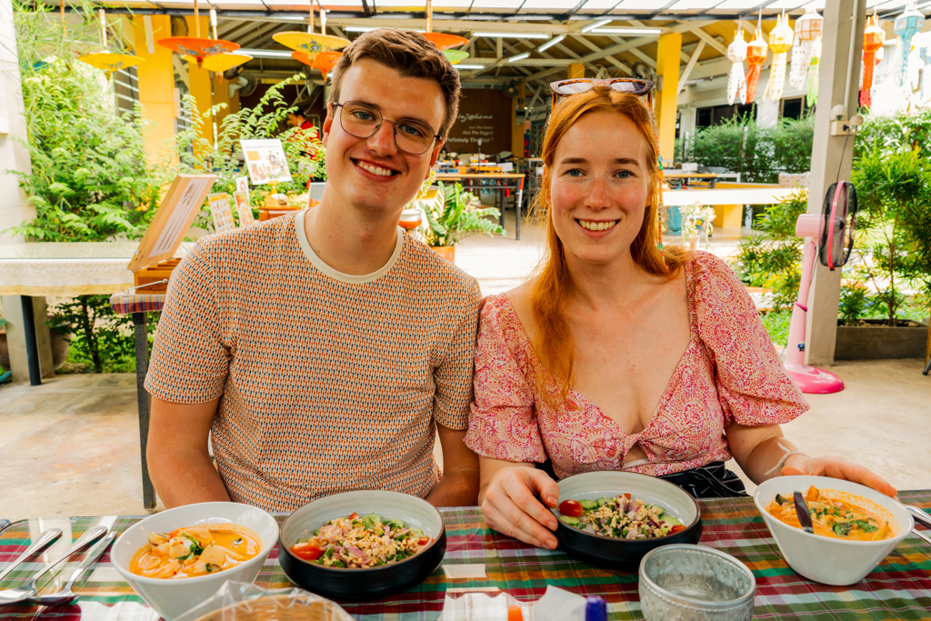 Jonge reizigers genieten van Thaise gerechten tijdens een 22-35ers reis Thailand.