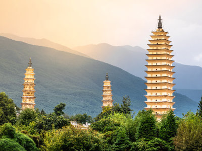 Drie pagodes van de Drie Pagodes-tempel bij Dali, met bergen op de achtergrond, tijdens een groepsrondreis China.