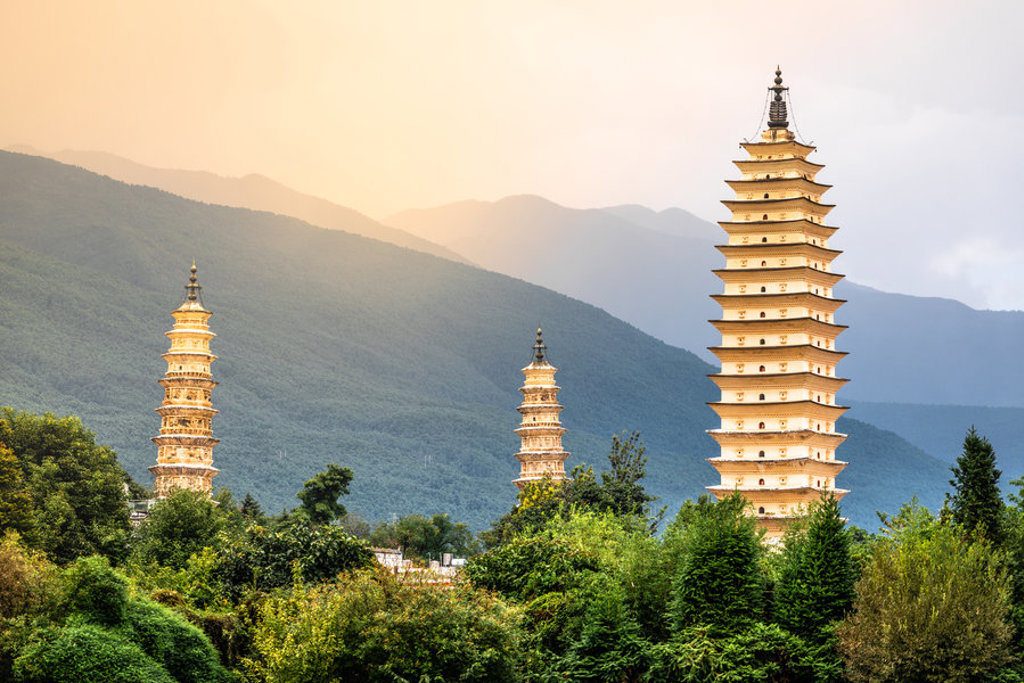 Drie pagodes van de Drie Pagodes-tempel bij Dali, met bergen op de achtergrond, tijdens een groepsrondreis China.