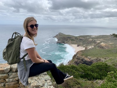 Wandelaar met rugzak bij uitzichtpunt over Kaap de Goede Hoop en de Atlantische Oceaan, Route Zuid-Afrika.