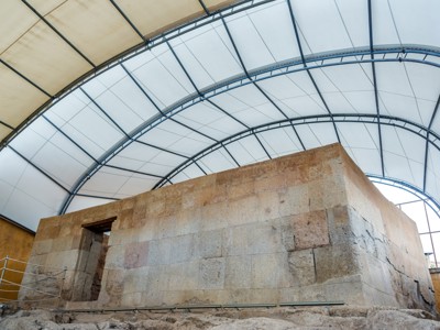 Inca-tempel Coricancha in Cusco, omhuld door een moderne overkapping.