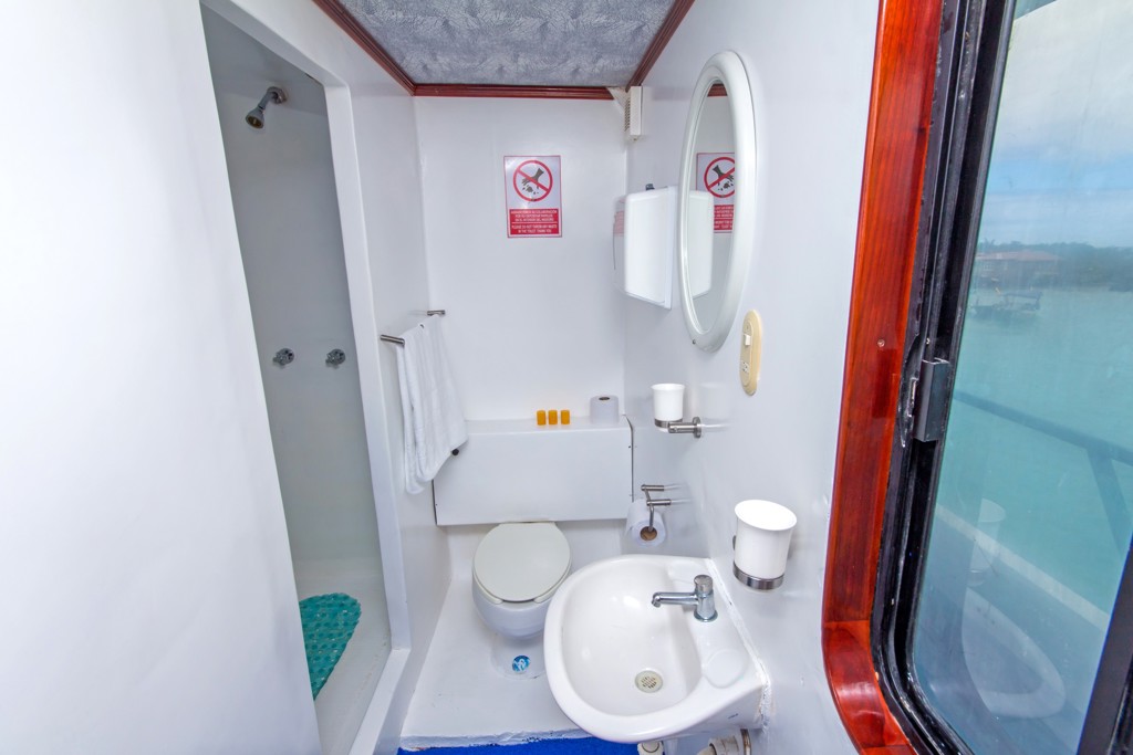 Badkamerhut op cruiseschip tijdens groepsrondreis Galapagoseilanden, met douche, toilet en wastafel.