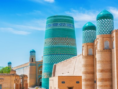 Khiva in Oezbekistan met turquoise minaretten en stadsmuren langs de Zijderoute.