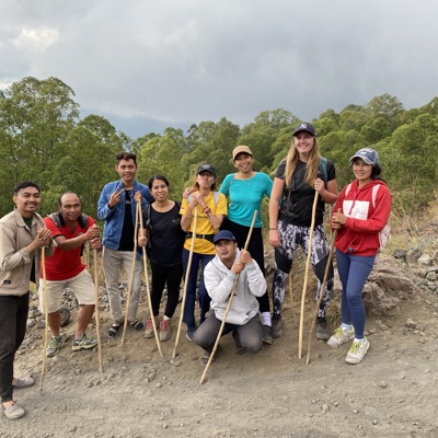 Groepsfoto van wandelaars met wandelstokken tijdens een 22-35ers rondreis in Indonesië, Bali en Lombok.