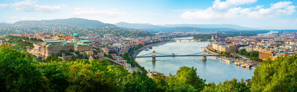 Panorama over Boedapest aan de Donau met bruggen en het parlementsgebouw.