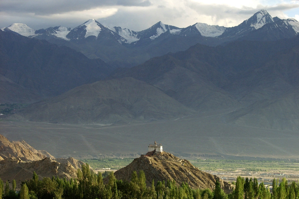Boeddhistisch klooster op heuvel met uitzicht op de Himalaya in Ladakh, India.