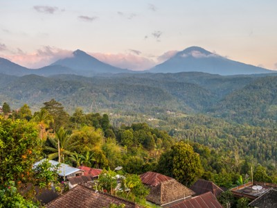 Uitzicht op groene heuvels en vulkanen op Java tijdens de route Sumatra, Java en Bali.