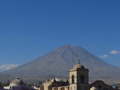 Vulkaan El Misti achter de kathedraal van Arequipa tijdens Route Peru.