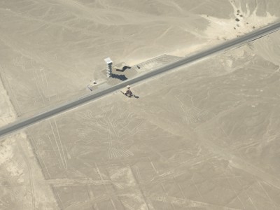 Nazcalijnen in Peru met de figuren van een boom en handen langs de Pan-Amerikaanse snelweg.