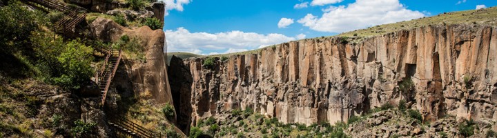 Uitzicht op de rotswanden en wandelpaden in de Ihlara Vadisi-vallei in Turkije.