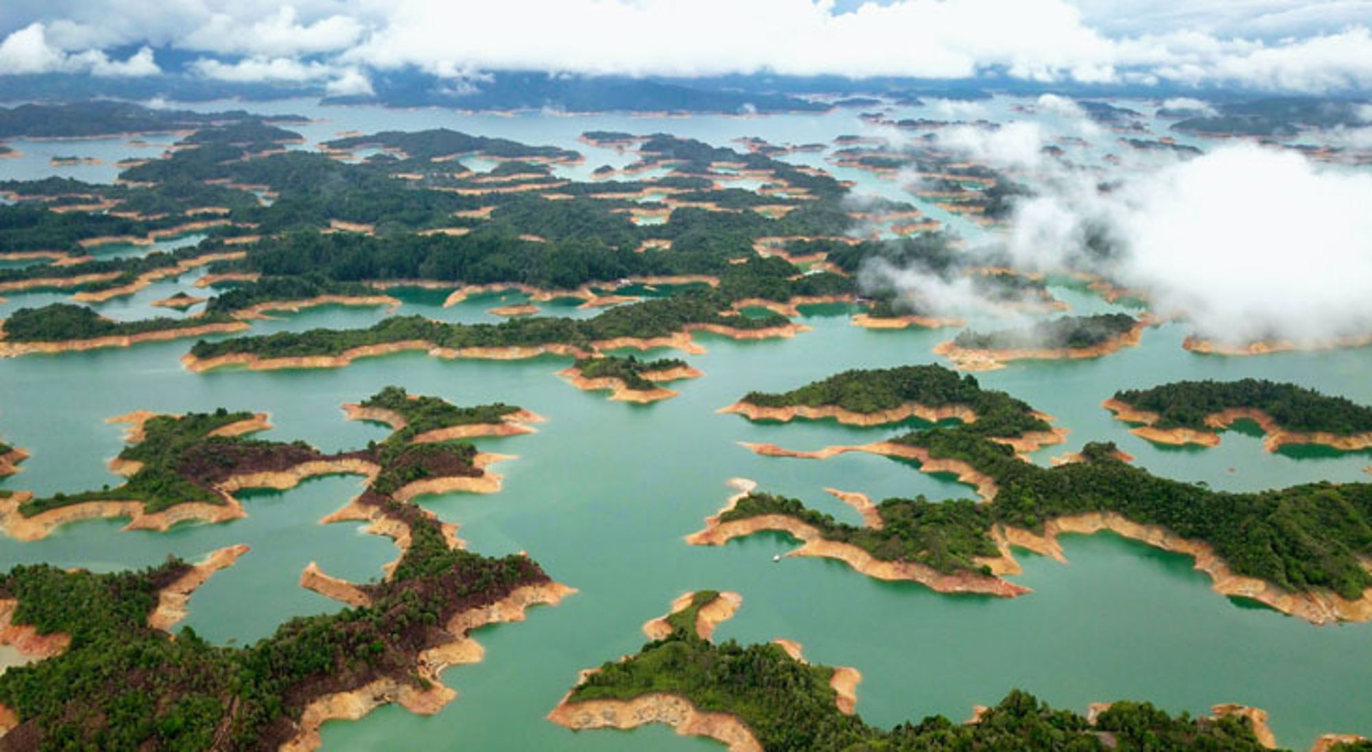 Meer Guatapé het Guatapé-reservoir met groene eilandjes en turquoise water bij Medellín, Colombia.