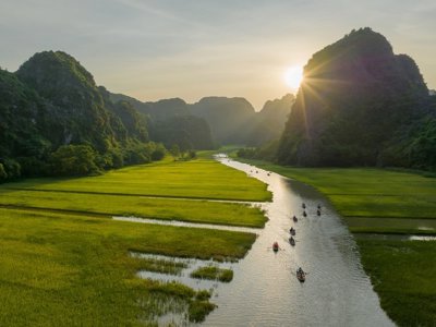 Uitzicht over mistige karstbergen bij zonsopkomst op de Route Indochina.