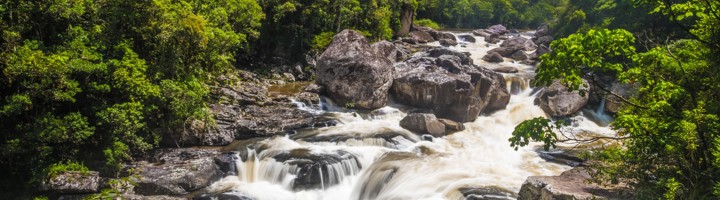 Waterval en rivier tussen rotsen in het regenwoud van Ranomafana National Park, Madagaskar.