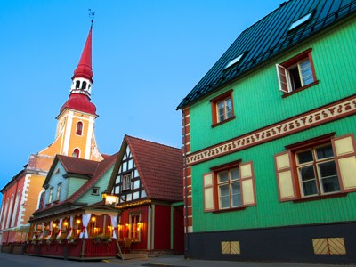 Kleurrijke houten huizen en kerktoren in de oude binnenstad van Riga, Letland, tijdens de Route Baltische Staten.