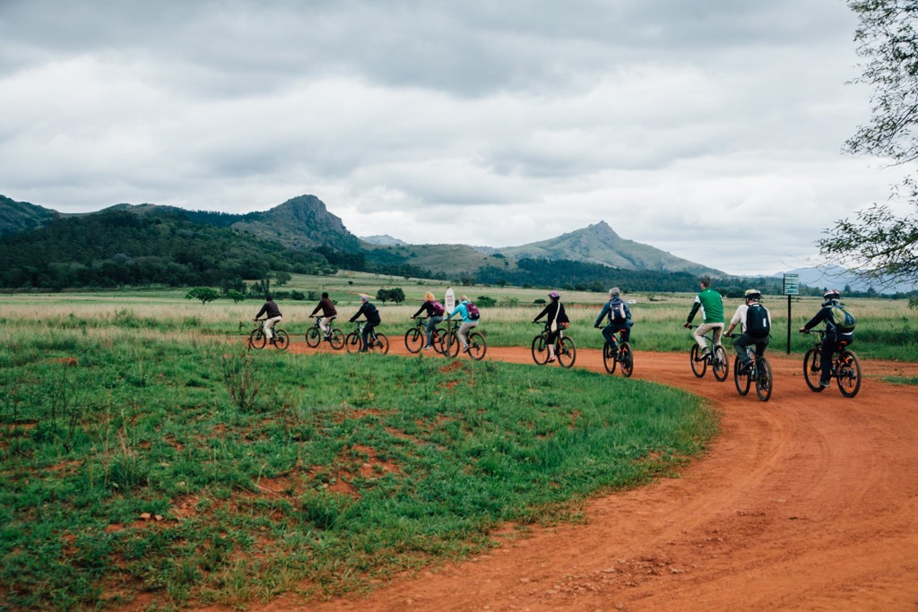 Fietstocht met groepsreizigers door het berglandschap van eSwatini tijdens een rondreis Zuid-Afrika, eSwatini en Lesotho.
