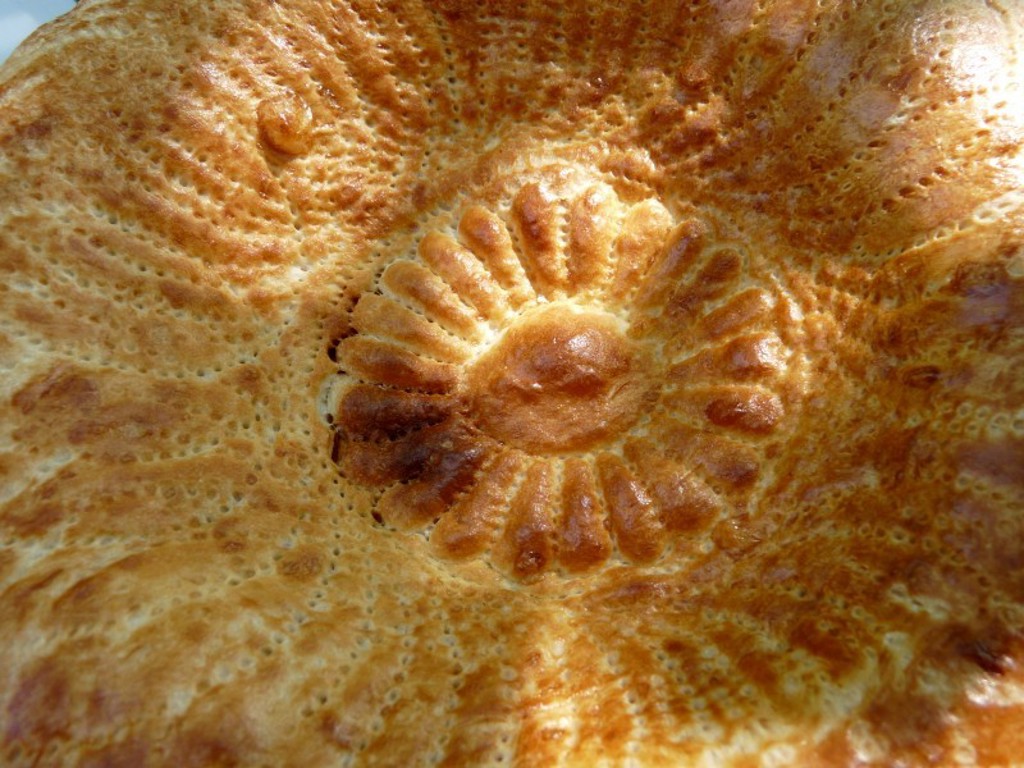 Traditioneel rond brood met decoratief bloemmotief, lokale specialiteit tijdens de groepsrondreis Zijderoute.