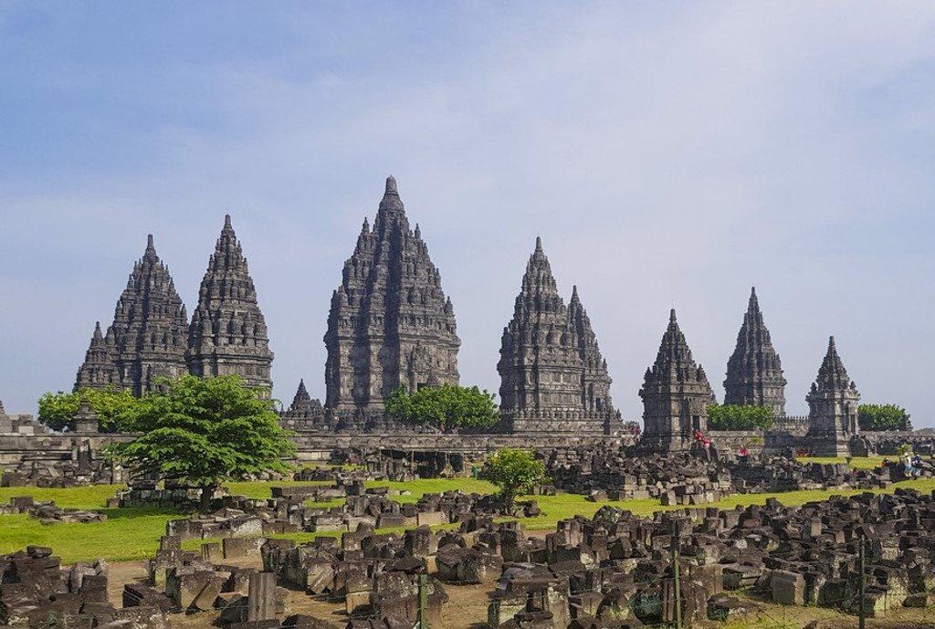 Prambanan-tempelcomplex op Java, Indonesië, met hoge hindoeïstische torens en ruïnes in het groen.