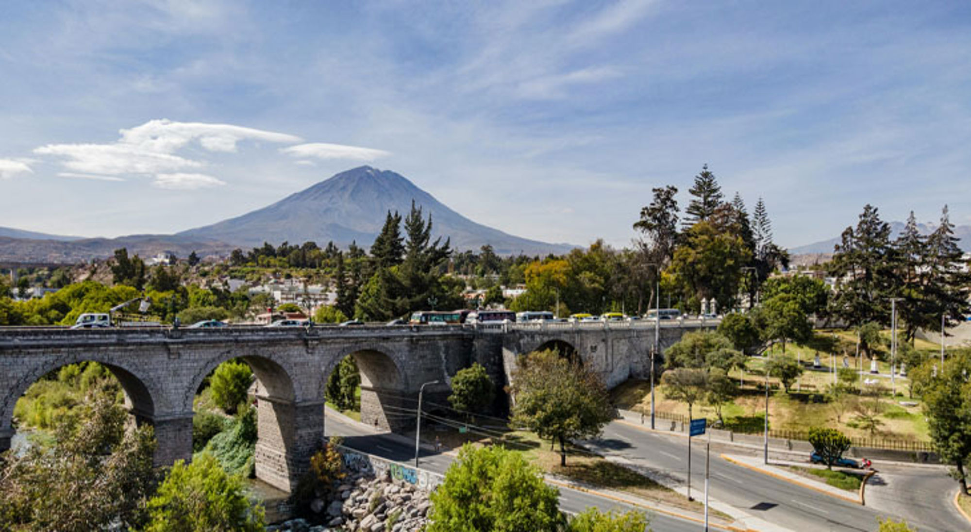 Arequipa Stenen boogbrug in Arequipa met uitzicht op de vulkaan El Misti, Peru.