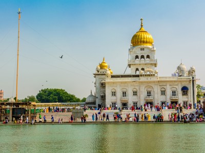 Gouden Tempel in Amritsar met bezoekers langs de waterkant, Route India.