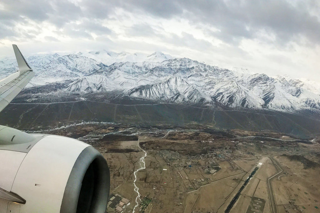 Luchtfoto vanuit vliegtuig van besneeuwde Himalaya-bergen en vallei in Ladakh, India.