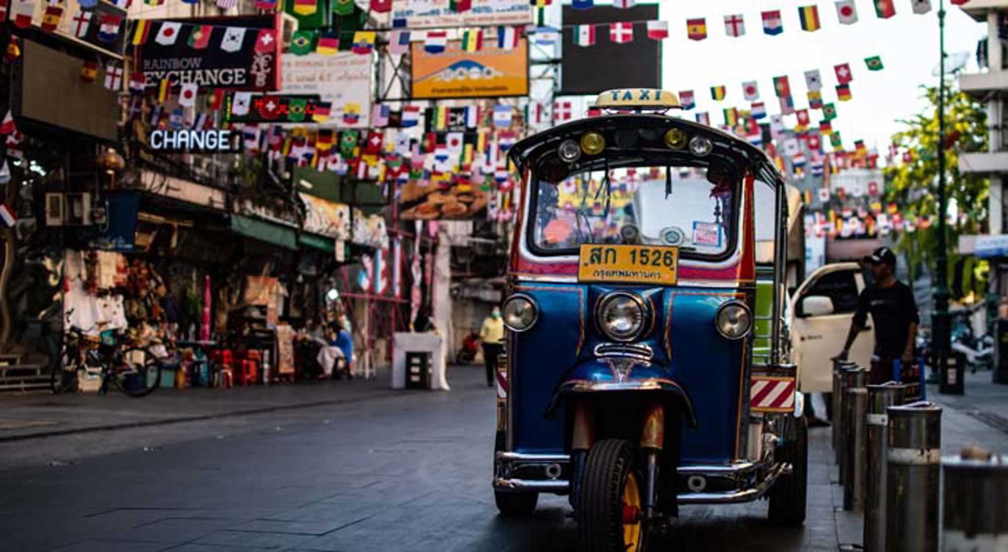 Tuk Tuk Taxi Bangkok Gouden tempelcomplex met gedetailleerde pagodes en beelden in Thailand.