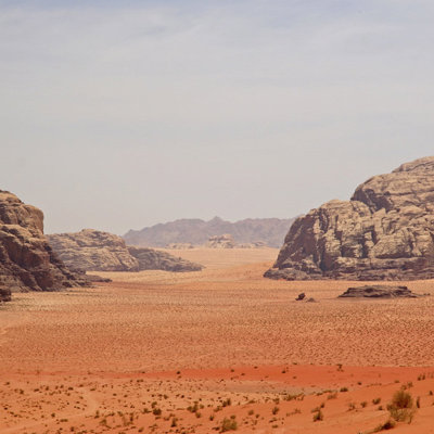 Rood zand en rotsformaties in de Wadi Rum-woestijn in Jordanië.