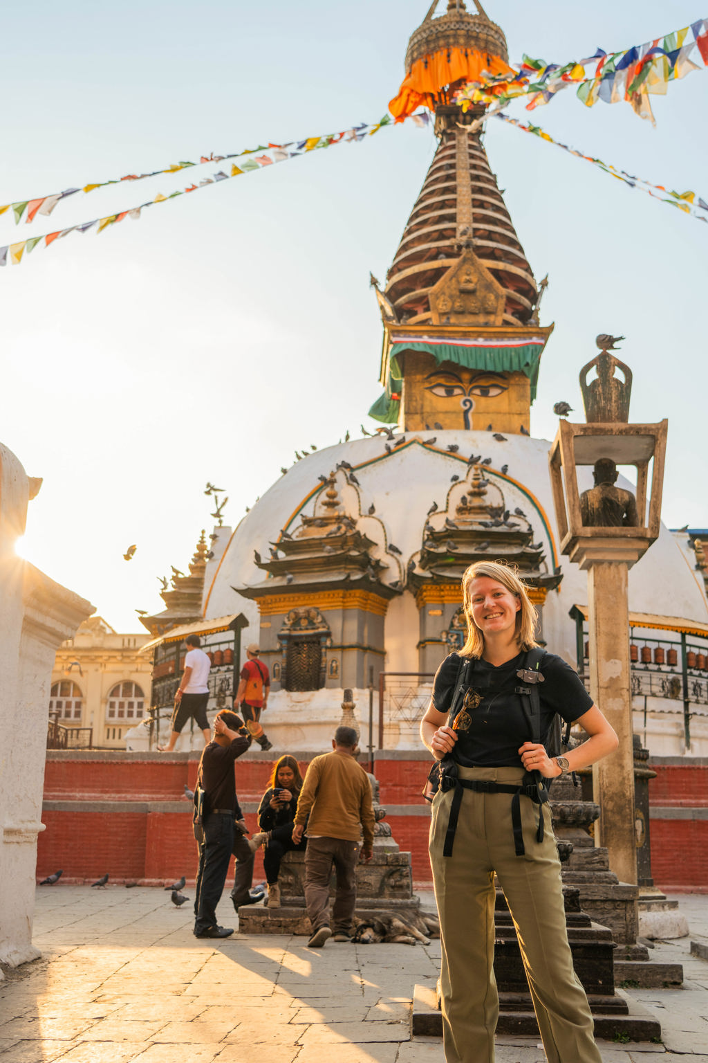 22-35ers reiziger bij Swayambhunath-stoepa in Kathmandu, Nepal, met gebedsvlaggen in de lucht.