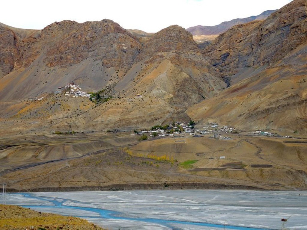 Wandelaars met gids op bergpad in Ladakh, India, met uitzicht op de Himalaya.