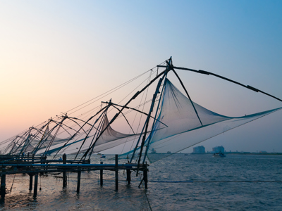 Chinese visnetten bij zonsondergang in Kochi, Zuid-India.
