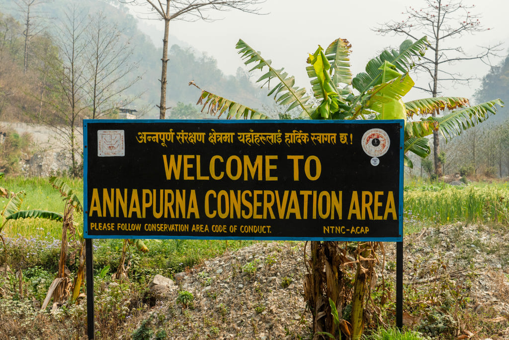 Welkomstbord van het Annapurna Conservation Area in Nepal, startpunt voor een trekking tijdens de 22-35ers reis.