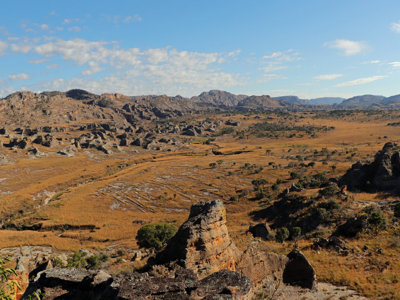 Panorama van rotsachtig savannelandschap in Isalo National Park, Madagascar.