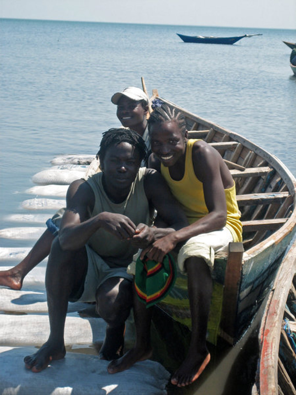 Vissers in een houten boot op het Victoriameer tijdens een groepsrondreis Kenia en Tanzania.