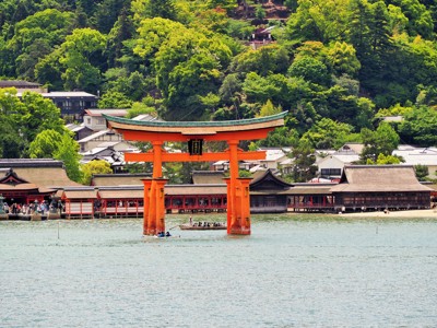 Rode torii-poort van Itsukushima-schrijn in zee bij Miyajima, Japan.