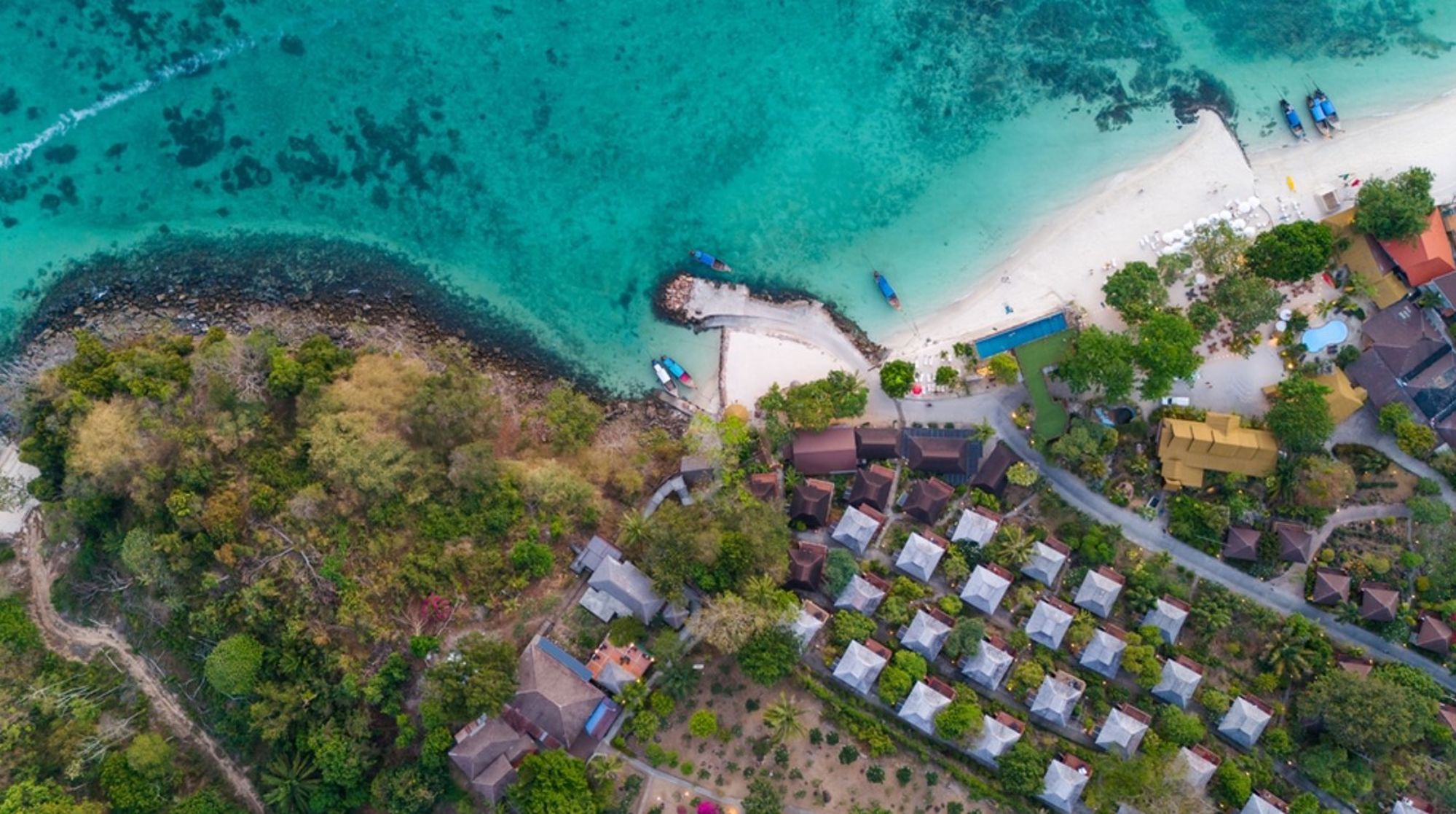 strand met turquoise zee en resort aan de kust in Thailand.