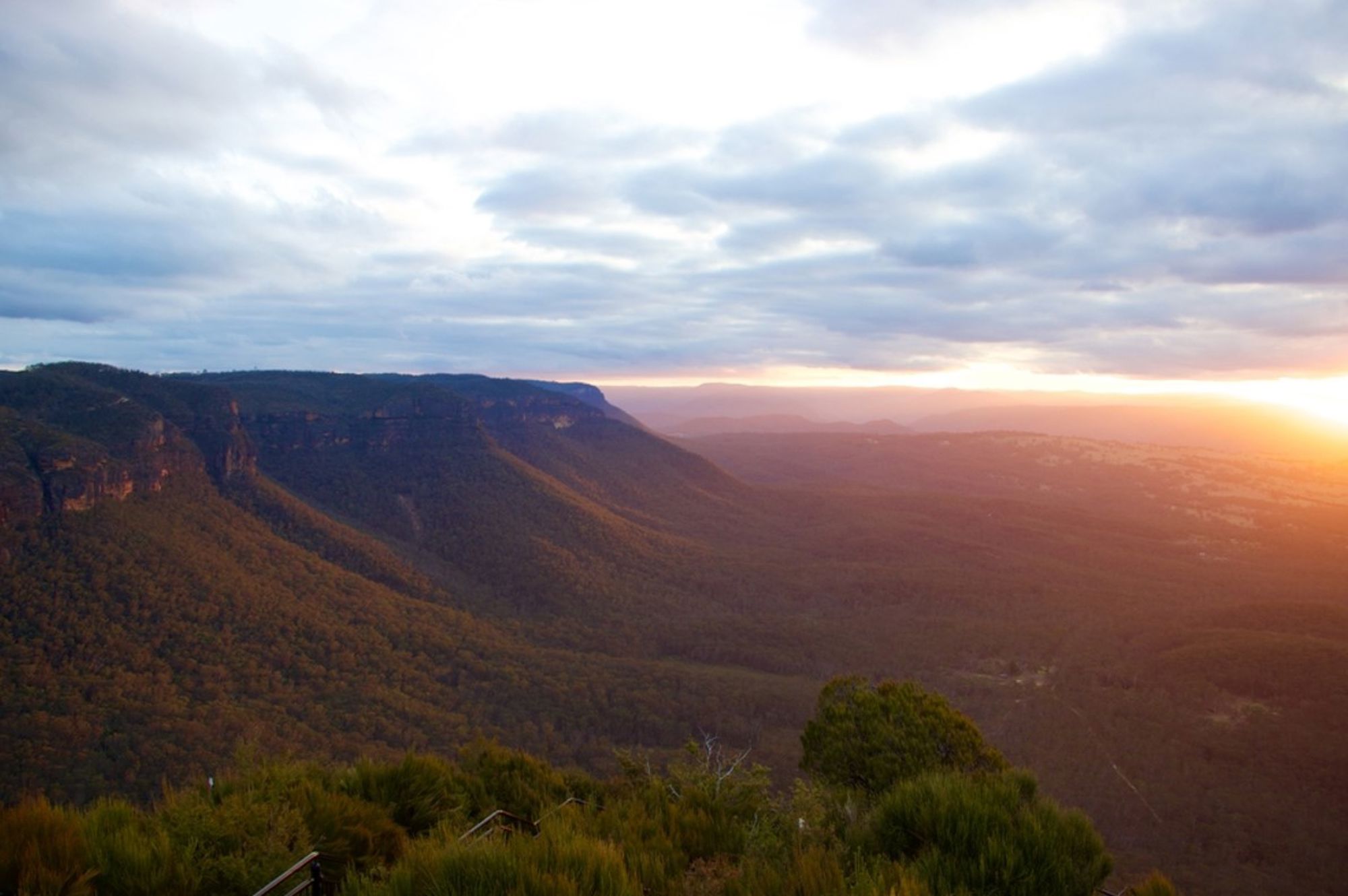 Zonsopkomst boven de Blue Mountains met uitgestrekte valleien en rotswanden in Australië.