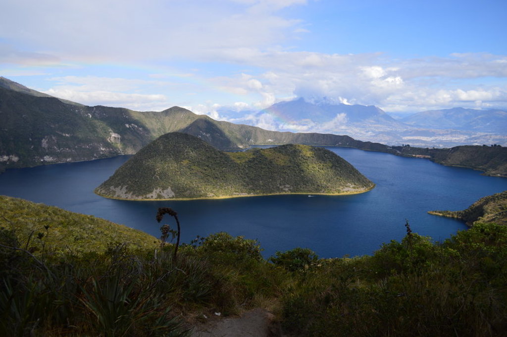 Uitzicht op het Quilotoameer, een kratermeer in de Andes tijdens een groepsrondreis Ecuador.