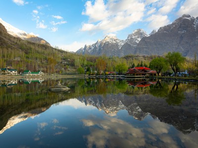 Karimabad in de Hunza-vallei met bergmeer en weerspiegeling van besneeuwde pieken, Pakistan.