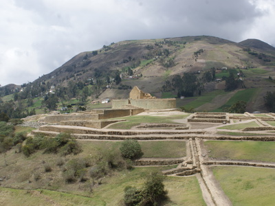 Inca-ruïnes van Ingapirca in de Ecuadoraanse Andes met terrassen en bergen op de achtergrond.