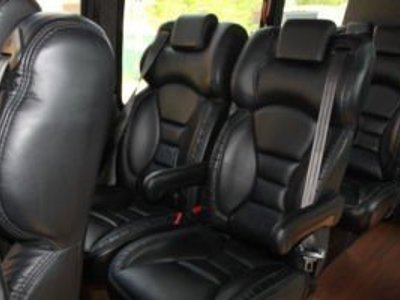 Tourbus voor een bus-hotelreis door Canada, geparkeerd bij een hotel.